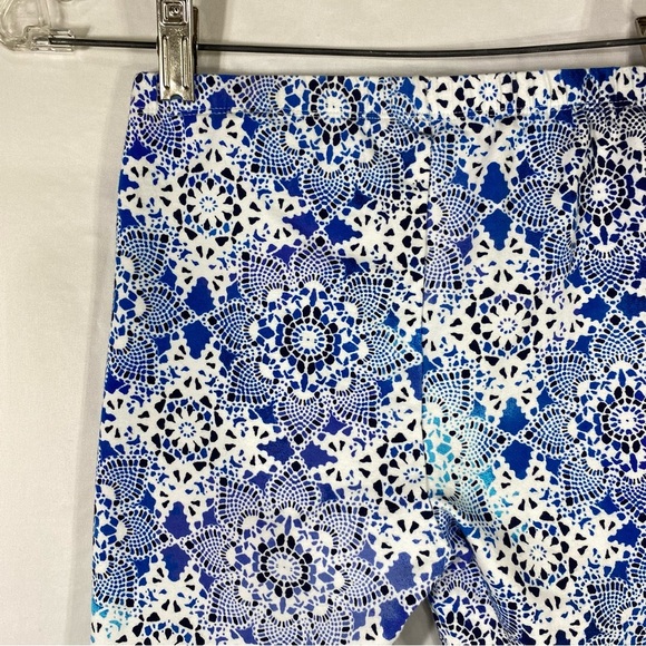 Children’s Place Girl’s Kaleidoscope Print Blue & White Bicycle Shorts - Picture 4 of 5